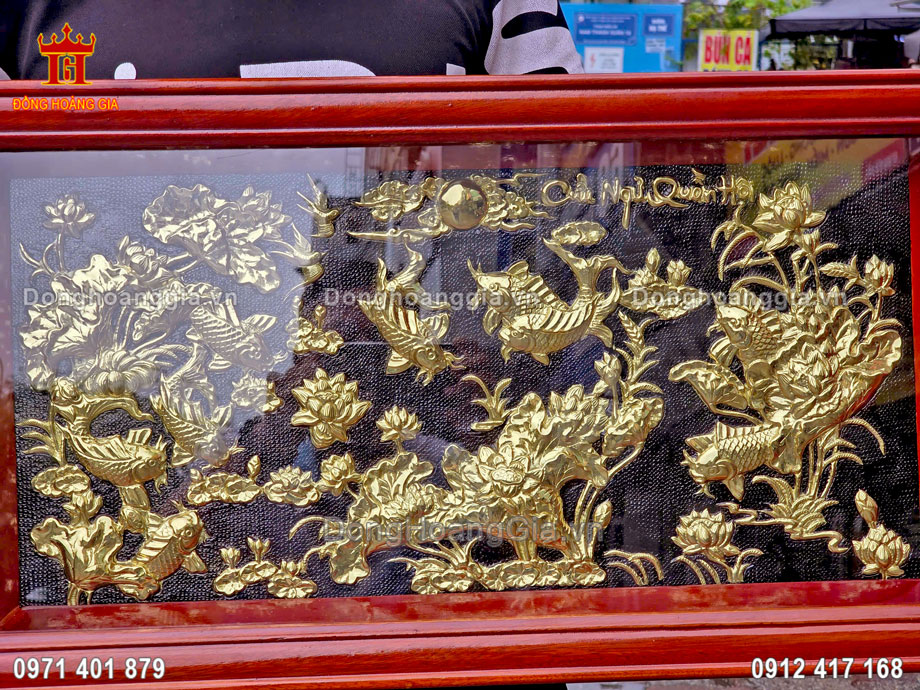 Tranh cửu ngư quần hội bằng đồng thích hợp bày trí tại phòng khách sang trọng và ý nghĩa